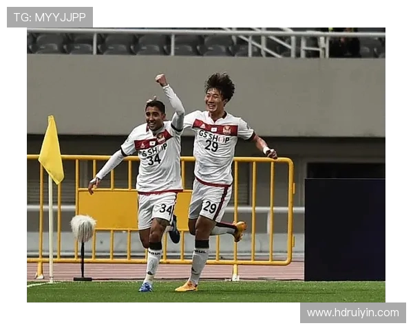 上港与重庆激战正酣比分悬念迭起引发球迷热议